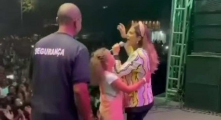 Criança invade palco durante show de Aline Barros
