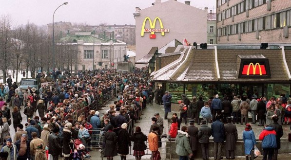 Abertura da primeira loja da MCDonald's na Rússia, em 31 de janeiro de 1990