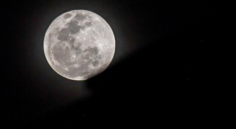 Lua cheia durante eclipse lunar em Cingapura