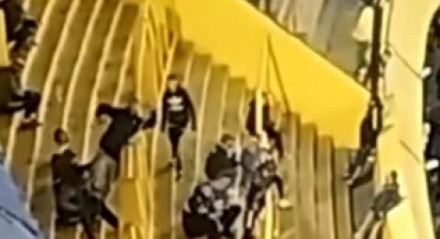 Torcedor do Boca Juniors faz gestos racistas em direção aos torcedores do Corinthians