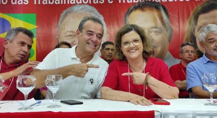 Danilo Cabral, pré-candidato do PSB ao Governo de Pernambuco, ao lado de Teresa Leitão (PT) no lançamento da pré-candidatura petista ao Senado