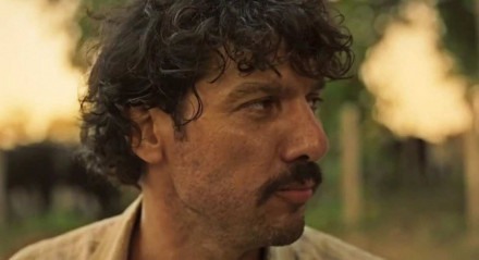 Tibério (Guito) levará facada ao salvar Muda (Bella Campos) das mãos de Levi (Leandro Lima) em Pantanal