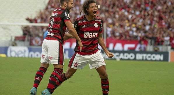Arão marcou os dois gols do Flamengo no empate por 2x2 contra o Ceará.