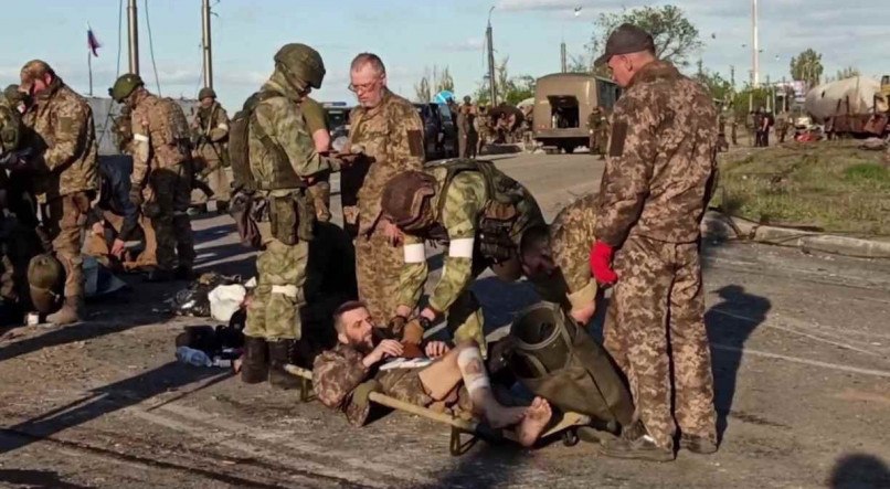 Ucranianos são revistados por militares pró-Rússia ao deixar Azovstal