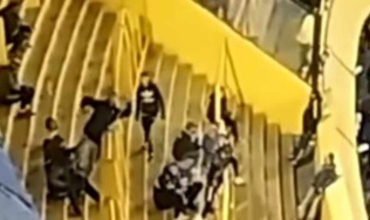 Torcedor do Boca Juniors é flagrado fazendo gestos racistas em direção à torcida; veja vídeo