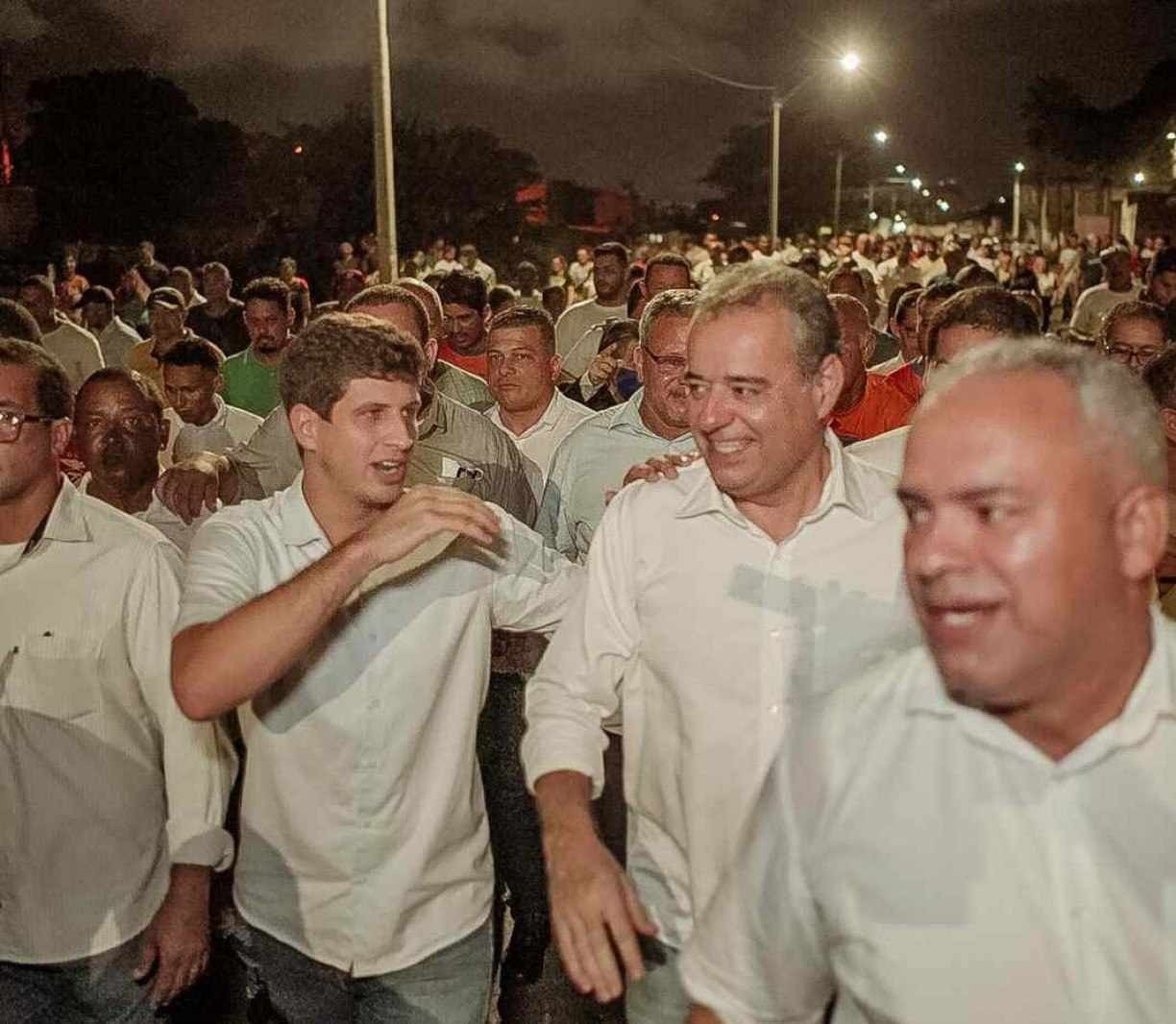 Em mais uma agenda com João Campos, Danilo Cabral rasga elogios ao prefeito visto como cabo eleitoral do Grande Recife