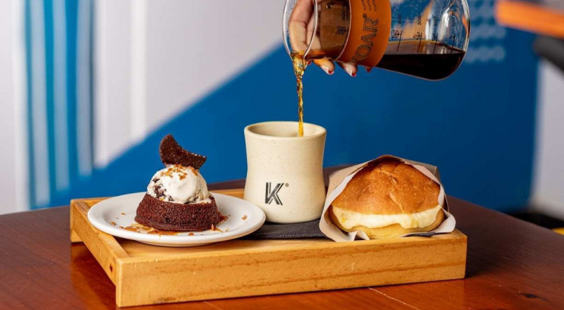 TRIO Kaffe aposta num filtrado com tostex com creme de queijo daa Canastra e bolo de chocolate mais sorvete