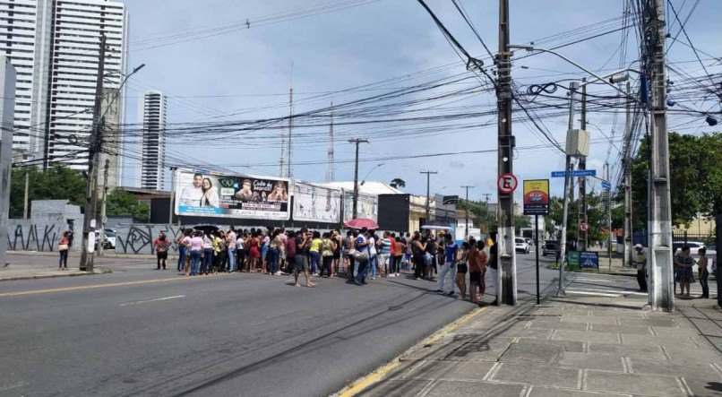 Funcionários de empresa de telemarketing bloqueiam Cabugá em protesto