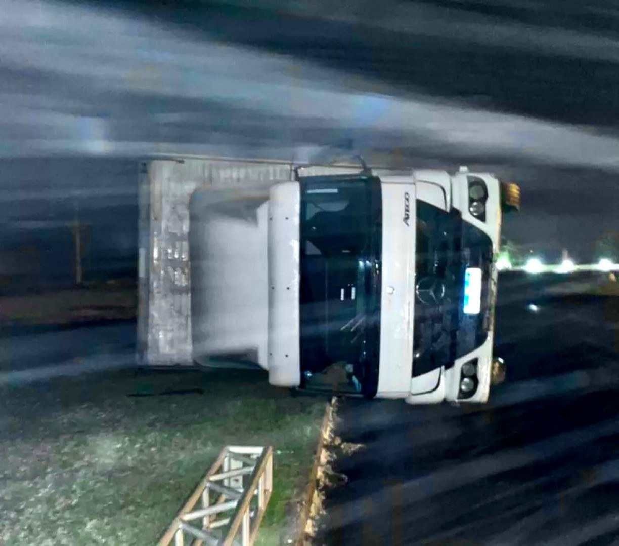 Vídeo impressionante mostra ciclone no Sul derrubando caminhão com motorista dentro