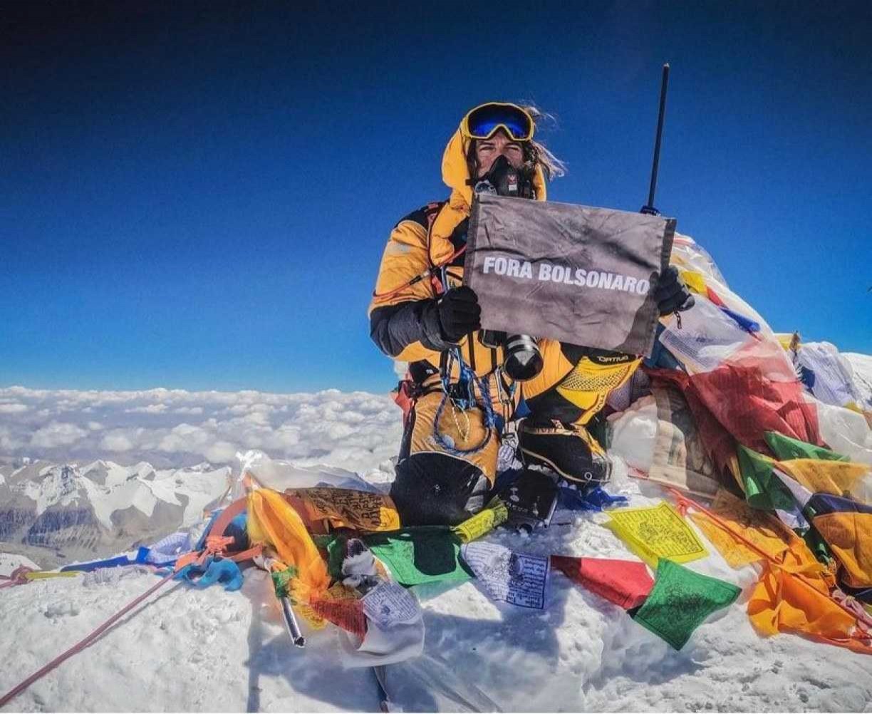 Brasileiro chega a topo do Everest com placa ‘Fora Bolsonaro’: 