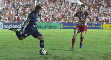 Lance da partida entre Náutico x CSA partida válida pelo Campeonato Brasileiro da Série B de 2022.