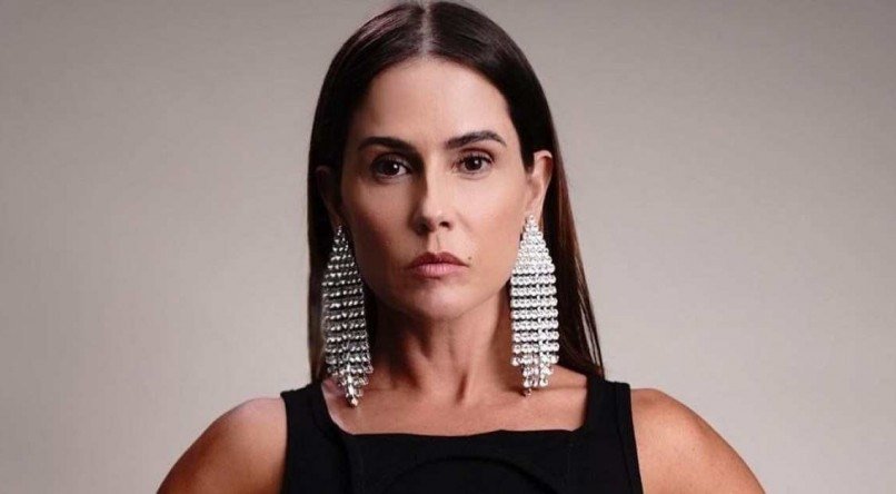 Deborah Secco revelou que já se relacionou com uma mulher famosa