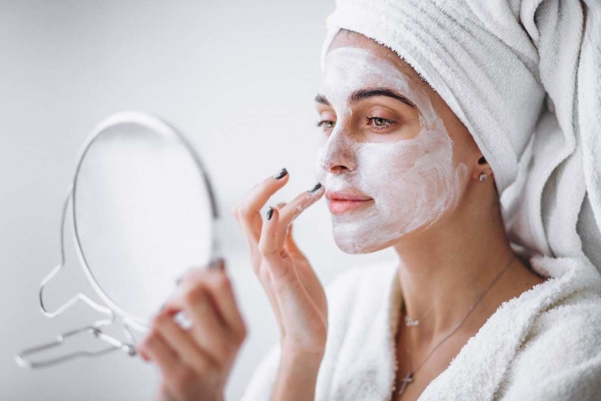  SKINCARE: O que não pode faltar em uma skincare? Confira dicas de como manter sua pele mais saudável 