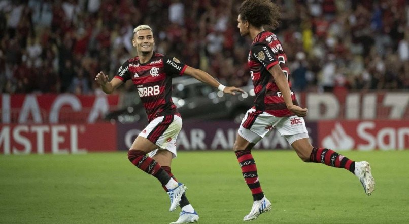 Andreas Pereira e Willian Arão, meio-campistas do Flamengo