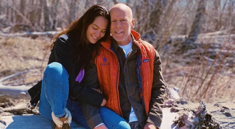 Emma Heming Willis ao lado do marido Bruce Willis, diagnosticado com afastia