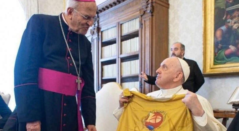 Dom Fernando Saburido (em pé) e o Papa Francisco (sentado)