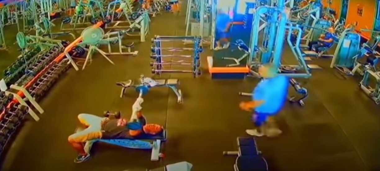 VÍDEO: homem é atacado com peso de 1kg enquanto malhava em academia