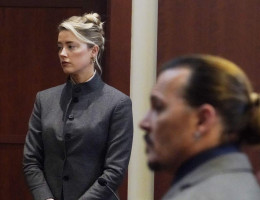 Johnny Depp ouvindo depoimento de Amber Heard na terça-feira (17)