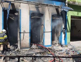 Fogo destrói loja no Mercado de São José