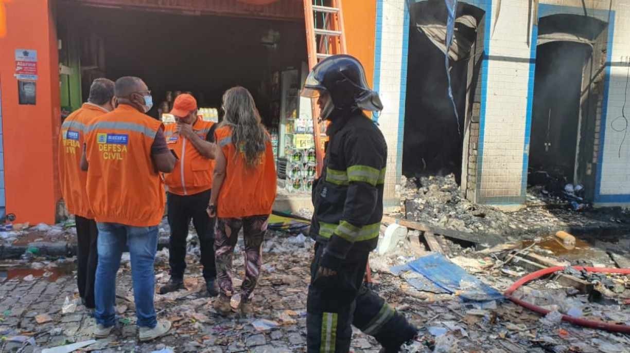 Prédio de loja de fogos de artifício incendiada no centro do Recife corre risco de desabar? Veja situação