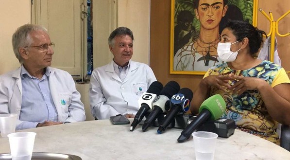 Agricultora Maria Lucineide da Conceição, mãe da adolescente, conversa com os médicos responsáveis pelo transplante, Américo Gusmão e Cláudio Lacerda