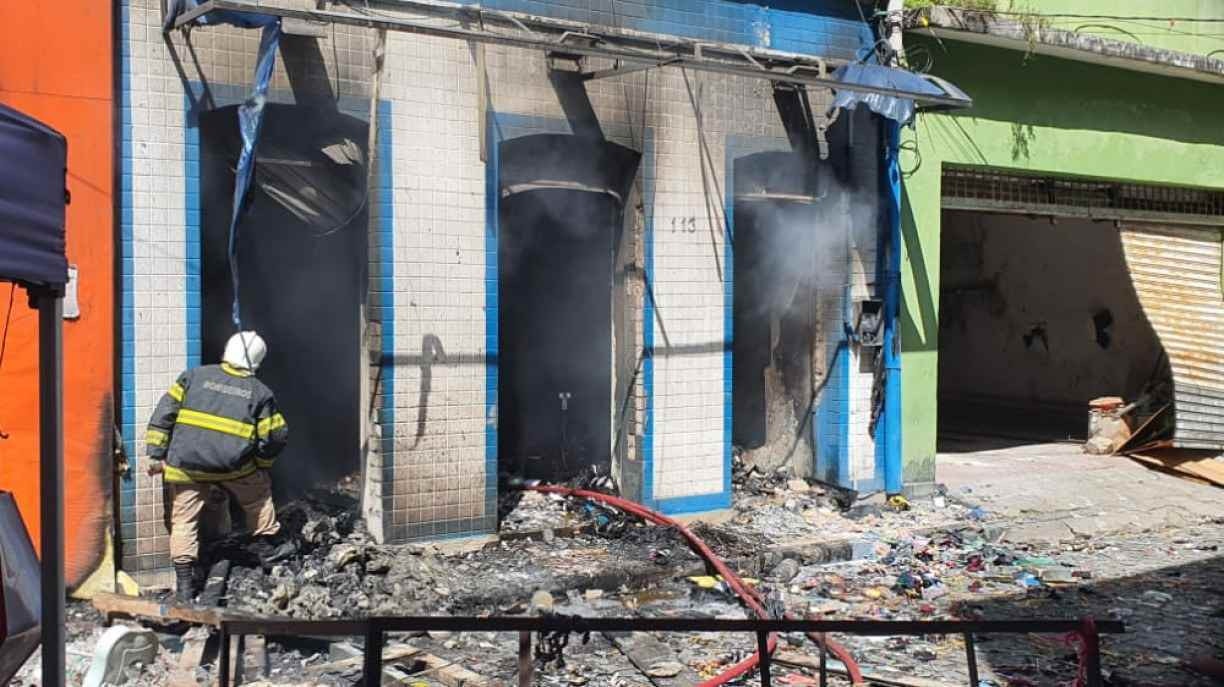 URGENTE: incêndio de grande proporção próximo ao Mercado de São José provoca pânico no centro do Recife