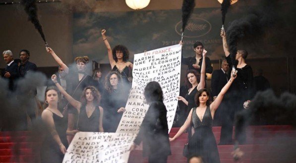 Festival de Cannes: Ativistas levantam faixa com nomes mulheres assassinadas. Veja fotos