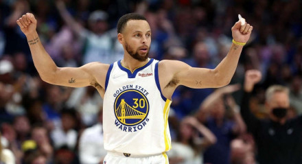 Stephen Curry lidera o Golden State Warriors na final de conferência da NBA