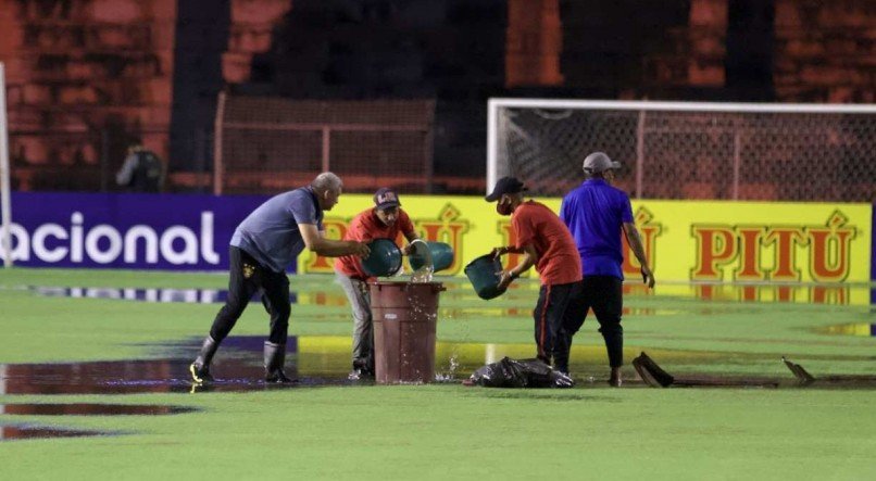 Os times do Sport e CRB chegaram a entrar em campo na Ilha do Retiro.   