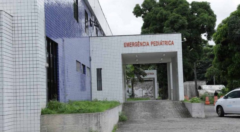 Crian&ccedil;a de 3 meses deu entrada no Hospital Bar&atilde;o de Lucena, no Recife, com costelas quebradas e queimaduras