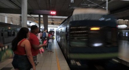 Estação Recife - Metrô - Metro - Passageiros - Mobilidade - Catraca - Ambulante - Policiamento - Policia Militar - Comércio Informal - Comercio Informal - Recife - Fachada Metro - Recife - Vagão - Vagao - 