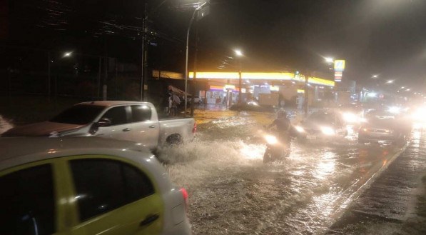 Fortes chuvas na RMR deixa várias ruas alagadas - Imbiribeira - Rua Imperial - Carros - Motos - Quebrados - Alagamento - Pedestres - Recife 