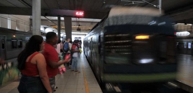 Estação Recife - Metrô - Metro - Passageiros - Mobilidade - Catraca - Ambulante - Policiamento - Policia Militar - Comércio Informal - Comercio Informal - Recife - Fachada Metro - Recife - Vagão - Vagao - 