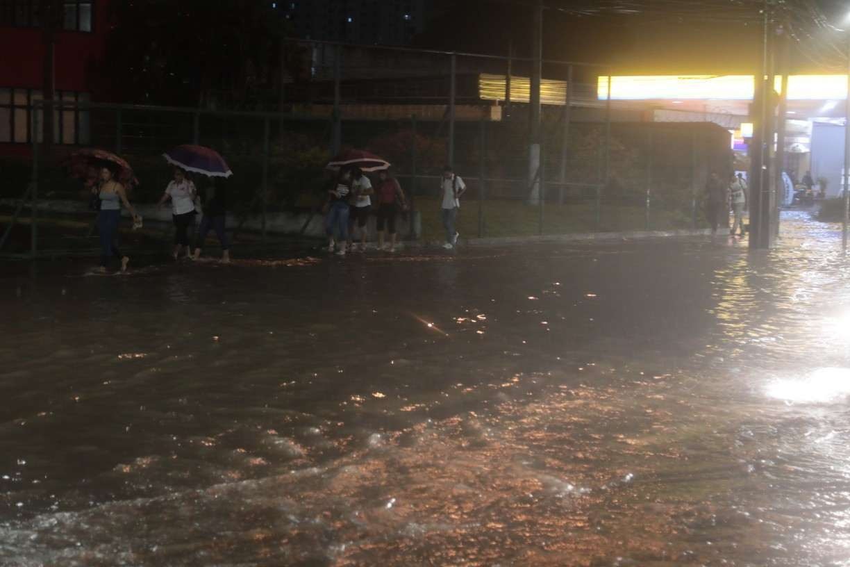 Chuvas fortes provocam deslizamento de barreiras no Grande Recife