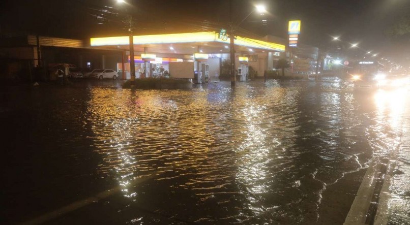 Fortes chuvas na RMR deixa várias ruas alagadas - Imbiribeira - Rua Imperial - Carros - Motos - Quebrados - Alagamento - Pedestres - Recife 
