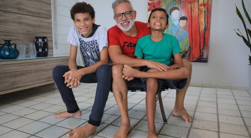 Valdemir Rodrigues da Silva, de 56 anos, e o ent&atilde;o companheiro adotaram Anderson e Jonathan