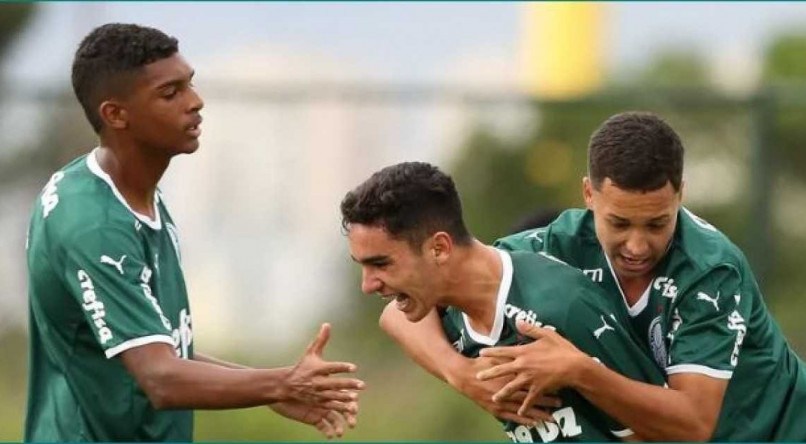 Jogadores do Palmeiras jogam pelo Campeonato Brasileiro, no sub-17.