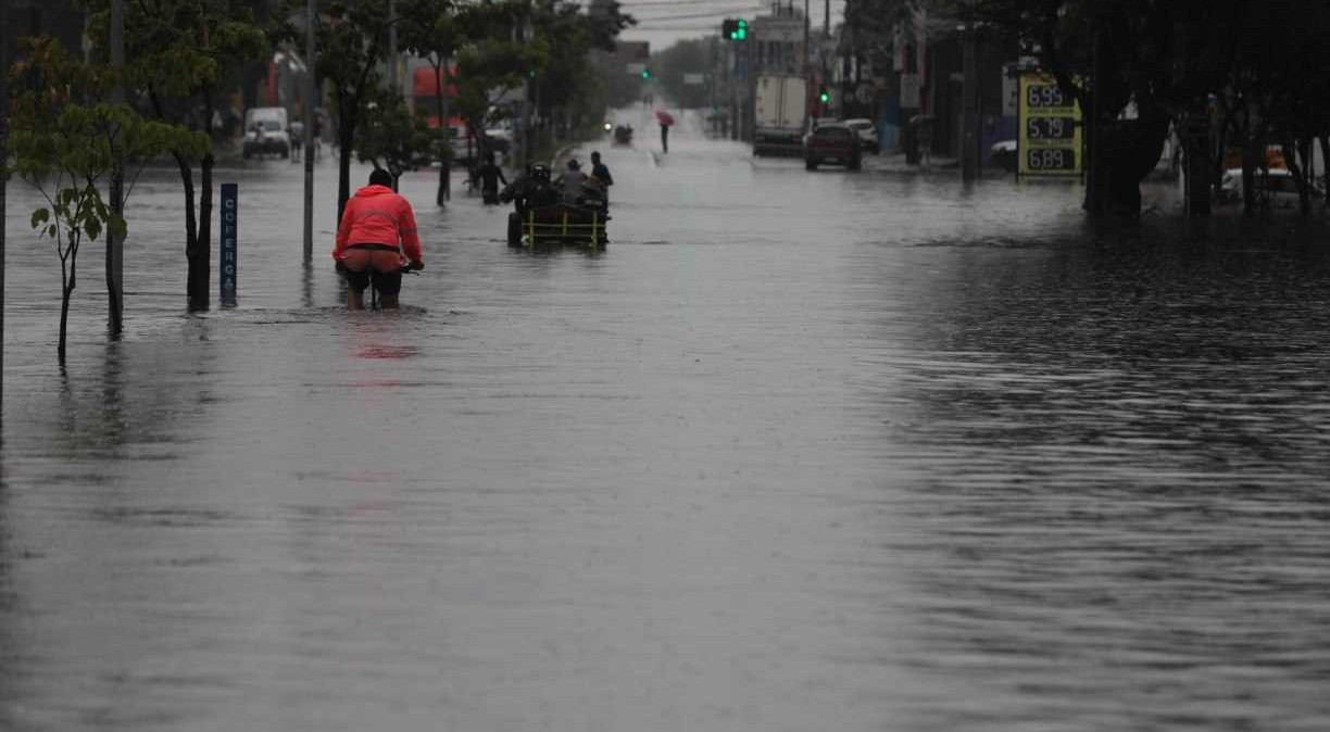Alagamentos na Av Recife. Chuvas no Recife // Alagamentos.
