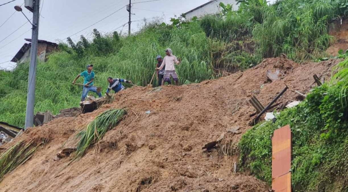 Familiares tentam localizar desaparecidos após deslizamento de barreira em Olinda