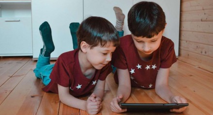 Especialista alerta para os riscos do uso de eletrônicos em excesso por crianças cada vez mais cedo