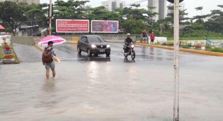Fortes chuvas causam transtornos no Grande Recife como alagamentos e deslizamentos de barreiras