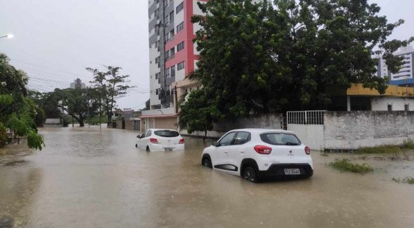 Fortes chuvas causam transtornos no Grande Recife como alagamentos e deslizamentos de barreiras