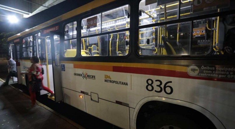 Diante dos pontos de alagamentos registrados no Grande Recife, as linhas de ônibus estão com dificuldade de operarem e algumas foram suspensas