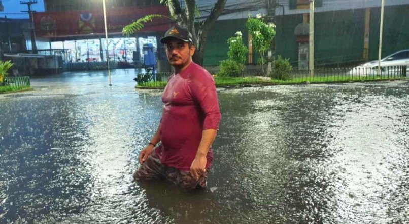 Chuvas fortes caem no Recife ainda na manhã desta quarta-feira (25)