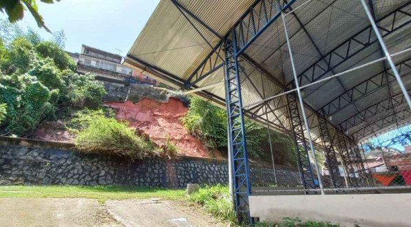 Com as chuvas, barreira atrás de escola municipal do Recife preocupa professores e alunos