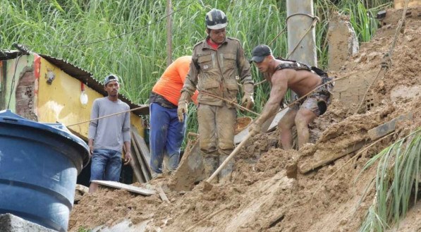 Volunt&aacute;rios auxiliam trabalho do Corpo de Bombeiros no C&oacute;rrego do Abacaxi, em Olinda