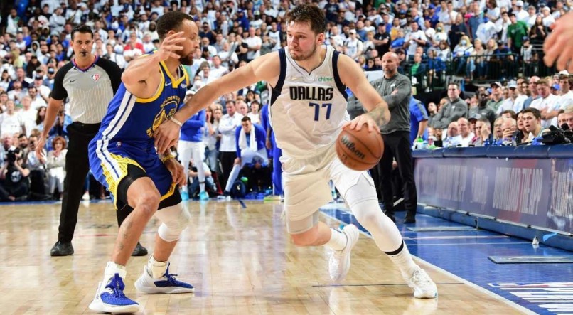 Stephen Curry e Luka Doncic voltam a se enfrentar na série entre o Golden State Warriors e Dallas Mavericks, na NBA