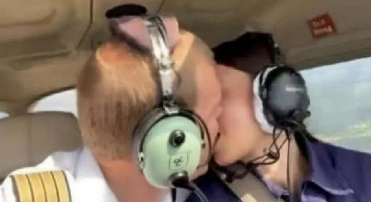 Piloto de avião russo é demitido após gravar cena de sexo em pleno voo