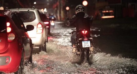 Fortes chuvas no Recife , alaga ruas e causa transtorno a população - Alagamentos - Carros - Moto - Pedestres - Chuva - Inverno - Imbiribeira - Rua Imperial - Mascarenhas de Moraes - 