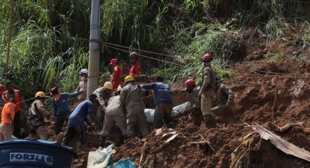 Corpos sendo retirados do local onde barreira deslizou no Córrego do Abacaxi, bairro da Caixa D'Água, em Olinda